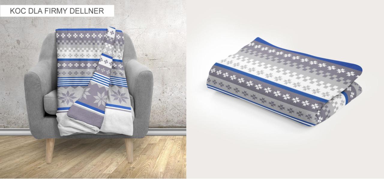 Koc z motywem śnieżynek w odcieniach szarości i błękitu, z napisem 'KOC DLA FIRMY DELLNER', leżący na szarym fotelu na tle betonowej ściany oraz złożony koc na białym tle, prezentacja produktu...