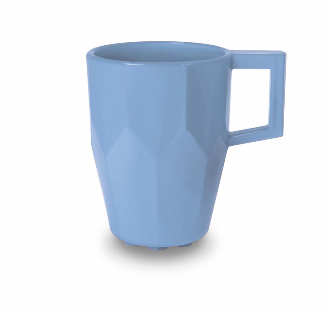 Błękitny kubek z geometrycznym wzorem ścianek i kwadratowym uchem, stojący na małych nóżkach, rzucający cień na białym tle.