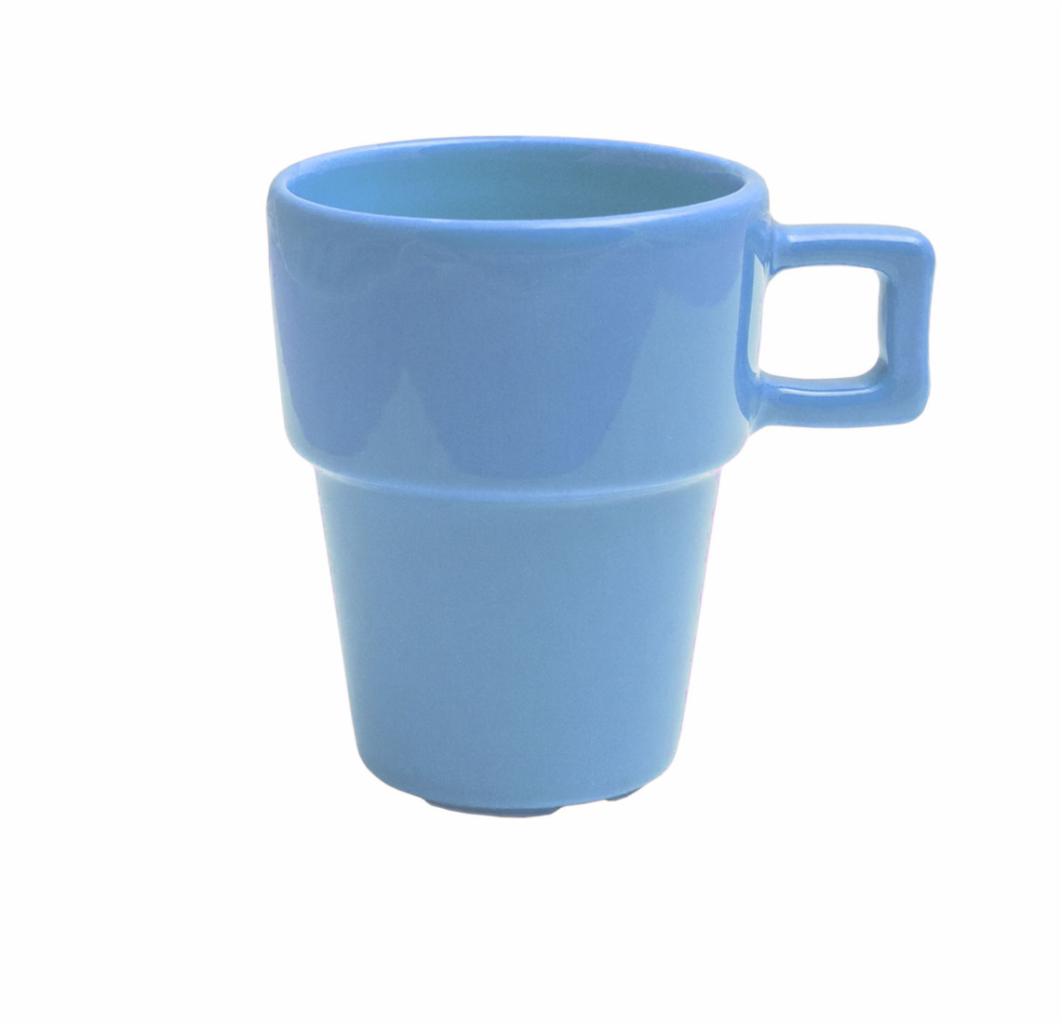 Jasnoniebieski kubek ceramiczny o prostym kształcie z kwadratowym uchwytem na białym tle.