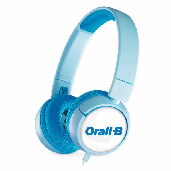 Jasnoniebieskie słuchawki nauszne z logo Oral-B na białym tle, skierowane lekko w lewo.