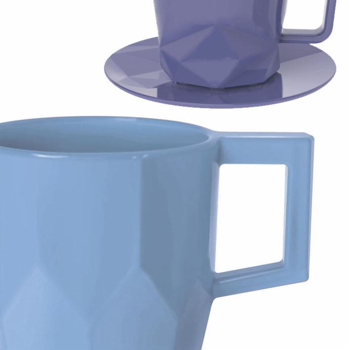 Dwie pastelowe, geometryczne filiżanki: błękitna na pierwszym planie, fioletowa z podstawką w tle, na białym tle.