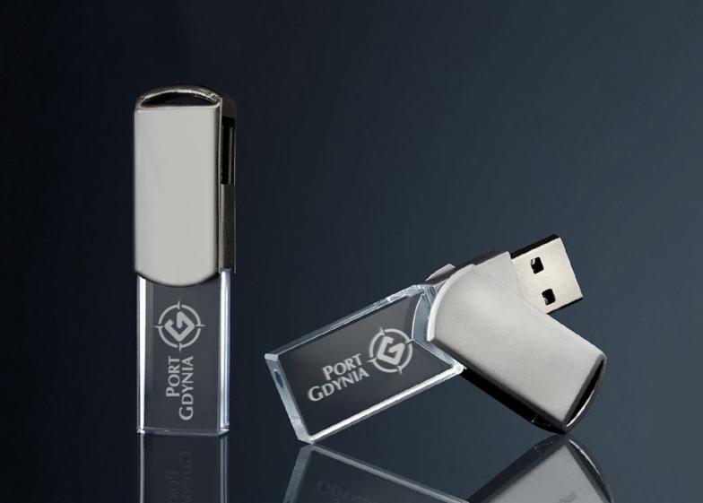 Dwa srebrne pendrive'y z logo Port Gdynia na ciemnym, błyszczącym tle.