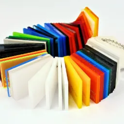 Paleta kolorowych próbek akrylu ułożonych wachlarzowo na białym tle, prezentująca różnorodność barw i faktur materiału.