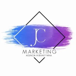 Logo firmy Marketing Agencja Interaktywna z inicjałami JC na tle pociągnięcia pędzlem w odcieniach fioletu i błękitu, umieszczonym w rombie.