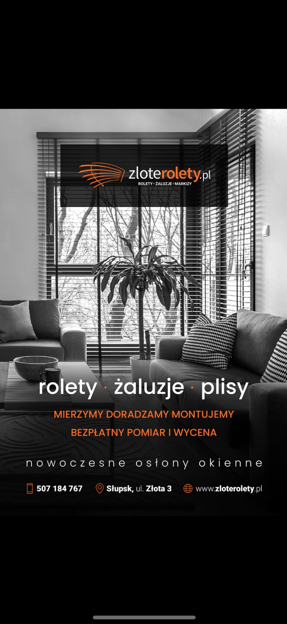 Salon z szarymi sofami i drewnianymi żaluzjami w oknach. Na pierwszym planie roślina doniczkowa. Widoczne logo firmy i dane kontaktowe. Nowoczesne osłony okienne.