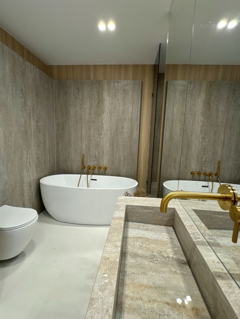 Lazienka wykonana z wielkoformatowych plytek 120x250, Tak ze wykonana Umywalka ze spiekow