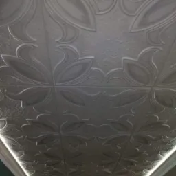 Dekoracyjny sufit z paneli z motywem kwiatowym, podświetlony listwą LED na obrzeżach, widok z dołu.