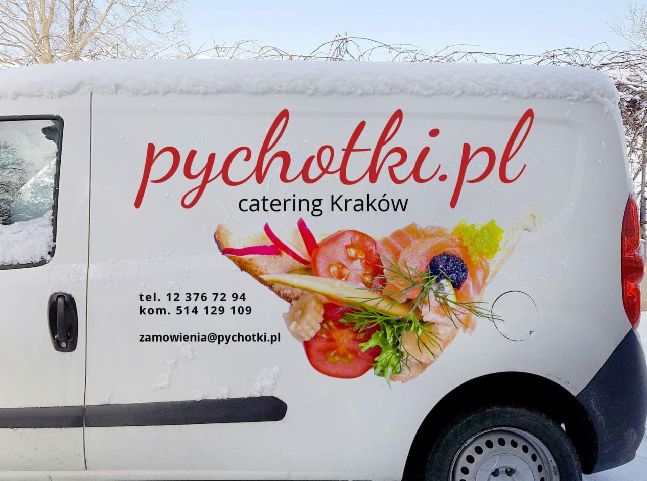 Reklama firmy cateringowej Pychotki.pl na samochodzie dostawczym, z logotypem, adresem email i numerami telefonów, oraz ilustracją kanapki z łososiem i kawiorem, lekko przysypana śniegiem.