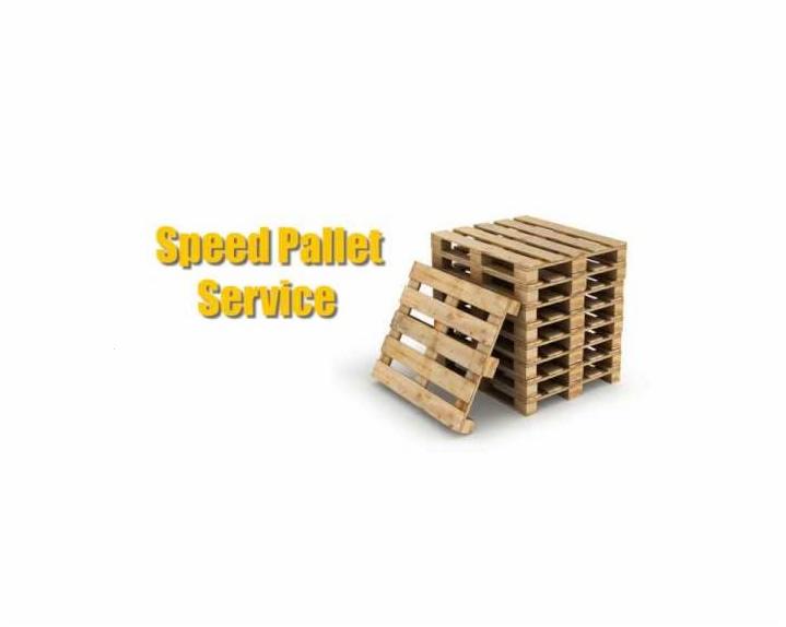 Stos drewnianych palet euro na białym tle z żółtym napisem 'Speed Pallet Service'.