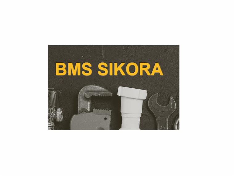 Narzędzia hydrauliczne (klucz nastawny, klucz płaski, rura PCV) na ciemnym tle z napisem BMS SIKORA.