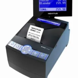 Czarna kasa fiskalna Novitus Bono Lane z wysuniętym paragonem, wyświetlacz pokazuje sumę 259.98, widoczne przyciski funkcyjne z niebieskim podświetleniem.