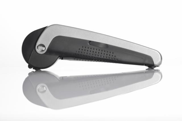 Czytnik kart płatniczych w kolorze srebrno-czarnym, widoczny z boku, z wyraźnym odbiciem na białym tle.