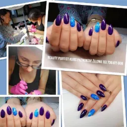 Kompozycja zdjęć prezentująca kurs stylizacji paznokci: zbliżenia dłoni z fioletowymi paznokciami, jeden paznokieć z niebieskim wzorem, instruktorka w różowych rękawiczkach podczas pracy oraz napis...