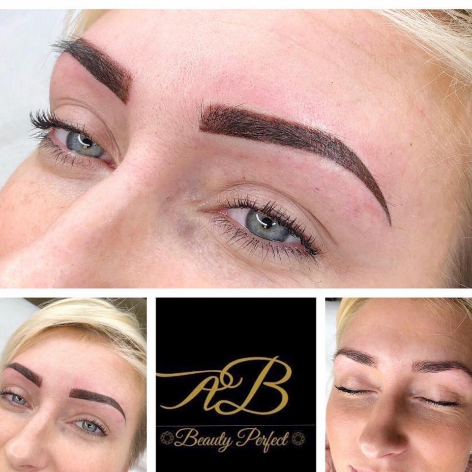 Makro zbliżenie na twarz kobiety z świeżo wykonanym makijażem permanentnym brwi w odcieniu ciemnego brązu, widoczne logo firmy 'AB Beauty Perfect' w dolnej części zdjęcia.