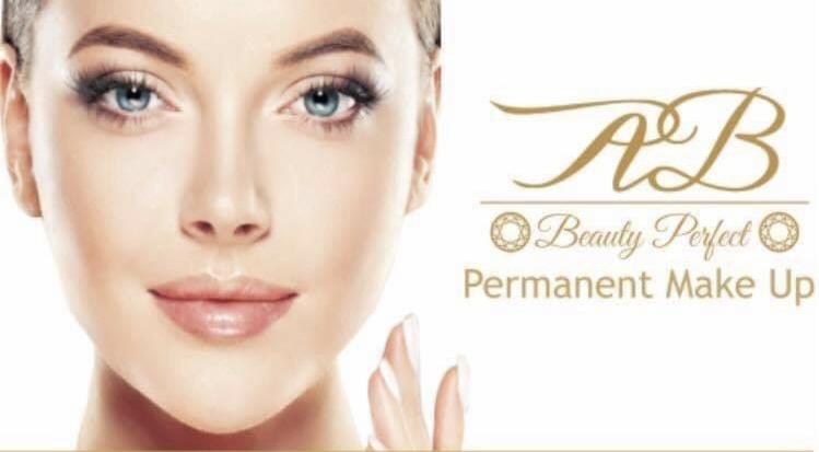 Portret kobiety z delikatnym makijażem permanentnym ust i oczu, obok logo salonu kosmetycznego Beauty Perfect Permanent Make Up.