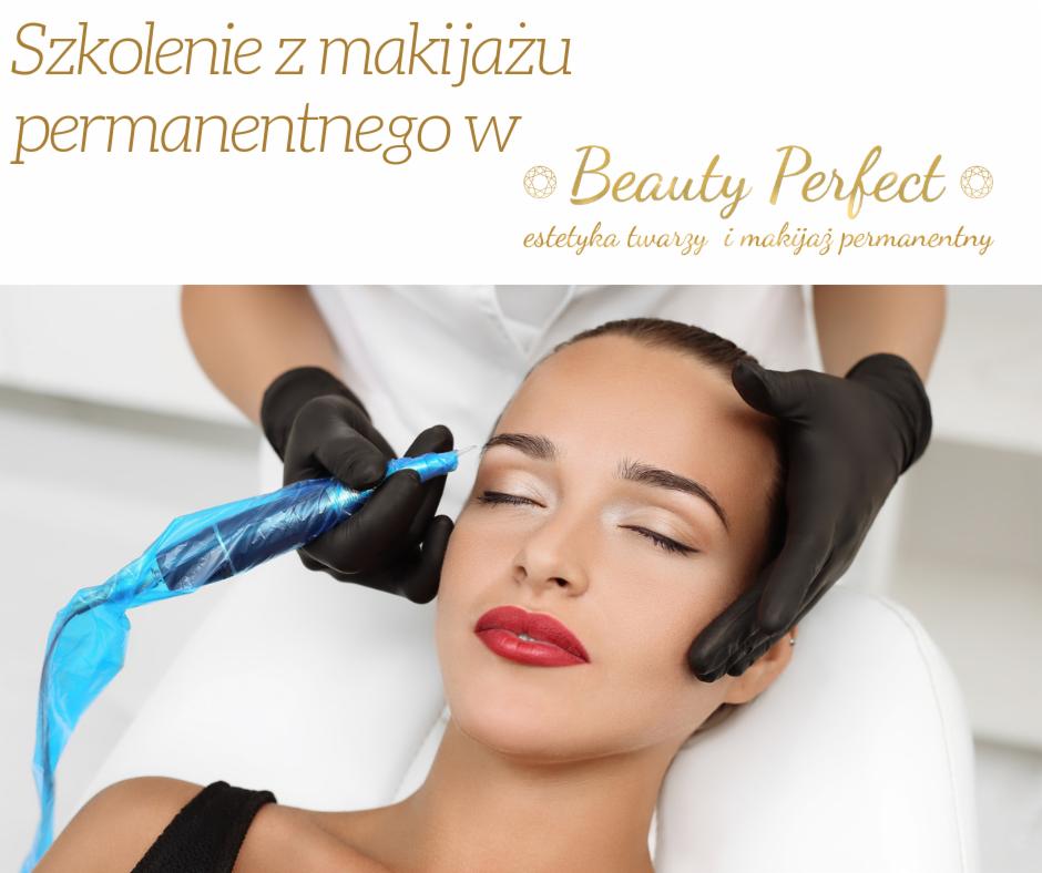 Klientka z zamkniętymi oczami podczas zabiegu makijażu permanentnego brwi, wykonywanego przez osobę w czarnych rękawiczkach, z widocznym urządzeniem do pigmentacji w niebieskiej osłonie.