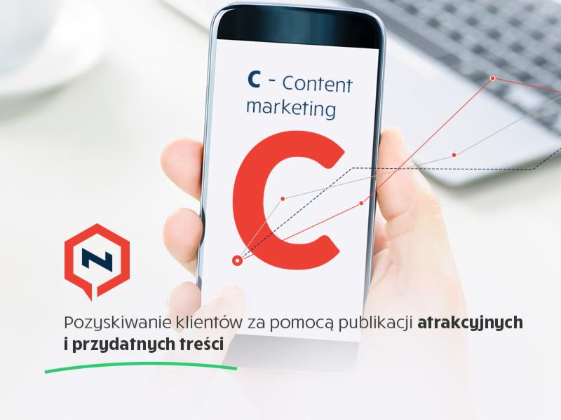 Smartfon w dłoni prezentujący strategię content marketingową z wykresem wzrostu, obok widoczny laptop i logo firmy.