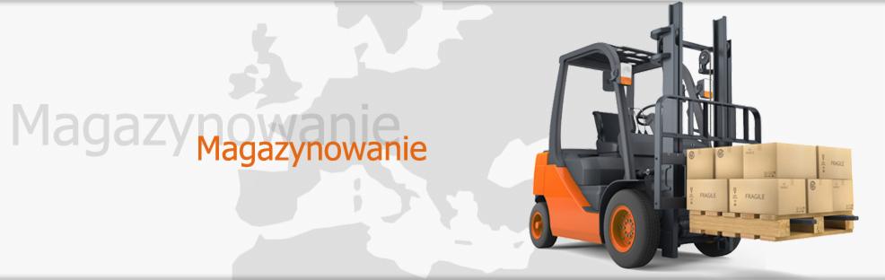 Wózek widłowy podnosi paletę z kartonami oznaczonymi jako 'fragile', na tle mapy Europy i napisu 'Magazynowanie'.