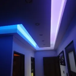 Sufit podwieszany z oświetleniem LED w kolorach niebieskim i fioletowym, widok na korytarz z drzwiami.