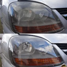 Reflektor samochodowy przed i po czyszczeniu, widoczna wyraźna różnica w przejrzystości szkła, srebrny lakier karoserii