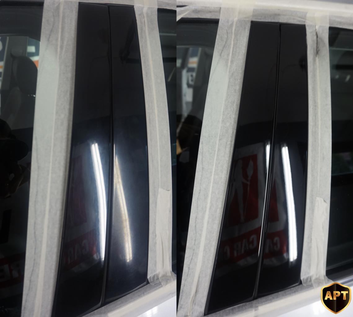 Przygotowanie karoserii samochodu do polerowania, czarne elementy obklejone taśmą maskującą, widoczne odbicia w lakierze.