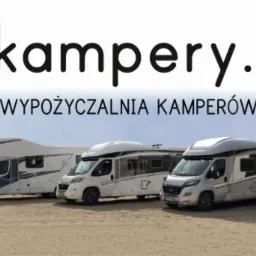 Trzy kampery różnych typów stojące na piaszczystej plaży z widokiem na morze, nad nimi logo firmy 3kampery.pl.