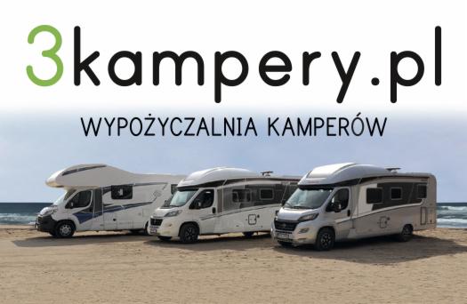 Trzy kampery różnych typów stojące na piaszczystej plaży z widokiem na morze, nad nimi logo firmy 3kampery.pl.