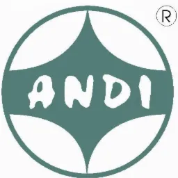 Logo firmy ANDI w okręgu, z wpisaną nazwą w poziomym pasie na tle zielonej figury geometrycznej i symbolem R w kółku w prawym górnym rogu.