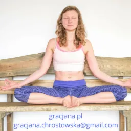 Kobieta w pozycji Baddha Konasana na drewnianej ławce, z zamkniętymi oczami i dłońmi w mudrze, na tle białej ściany, z widocznym adresem strony internetowej i adresem email na dole zdjęcia.