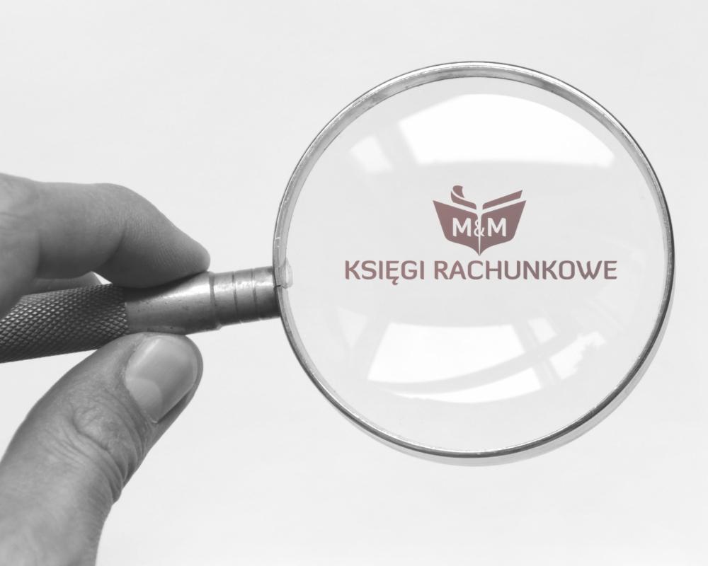 Lupa powiększająca logo firmy M&M z napisem Księgi Rachunkowe, trzymana w dłoni na jasnym tle.
