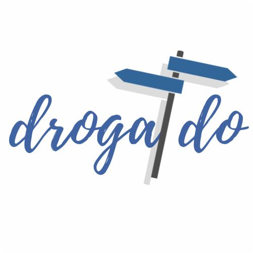 Niebieski napis 'droga do' w kursywie przed stylizowanym drogowskazem z dwoma niebieskimi strzałkami.