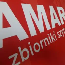 Czerwone tło z białym napisem 'AMARGO zbiorniki szyte na miarę' pod kątem, lekko rozmyte.
