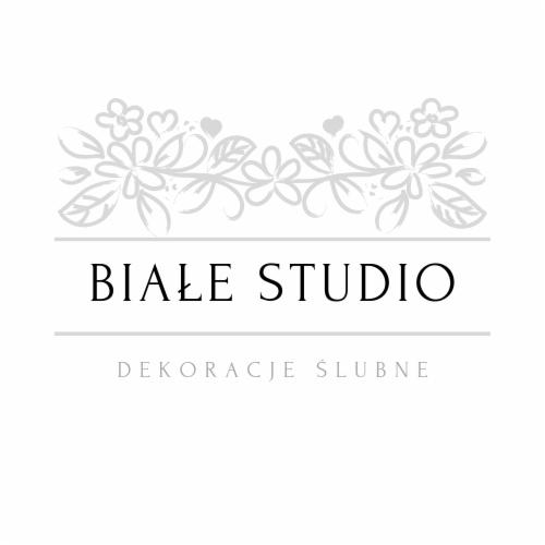 Logo firmy 'Białe Studio' z motywem kwiatowym i sercami, specjalizującej się w dekoracjach ślubnych.