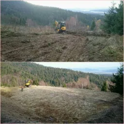 Dwa ujęcia terenu z żółtą koparką na zboczu wzgórza, ukazujące postęp prac niwelacyjnych z widokiem na zalesione góry i oddalone jezioro.