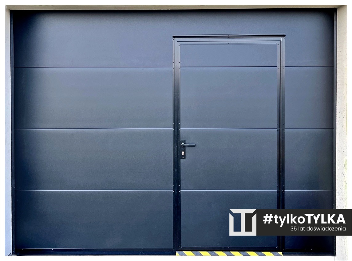 Brama garażowa czarna z furtką