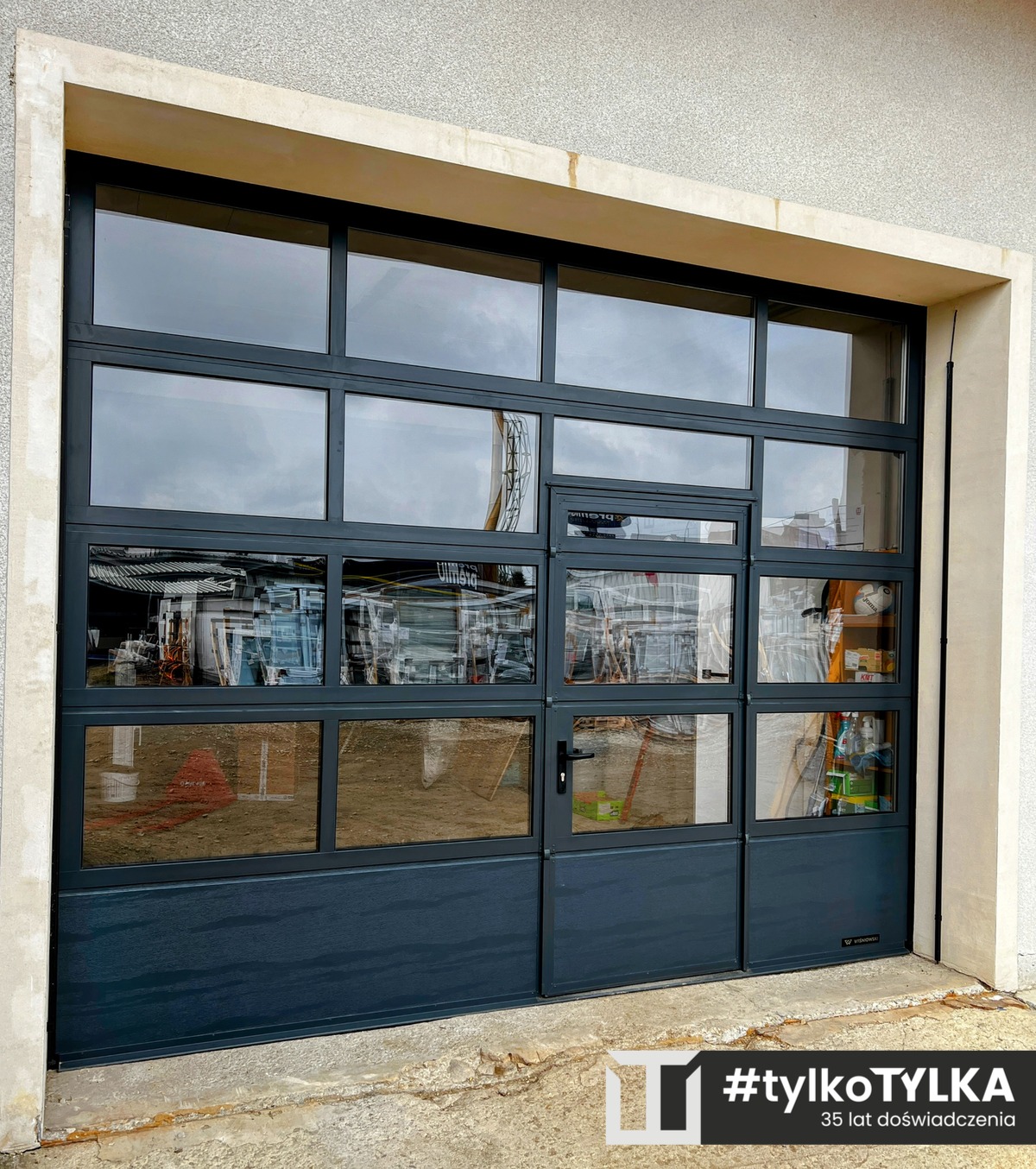 Brama przemysłowa przeszklona z montażem