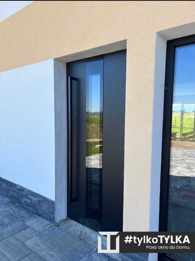 Czarne drzwi wejściowe