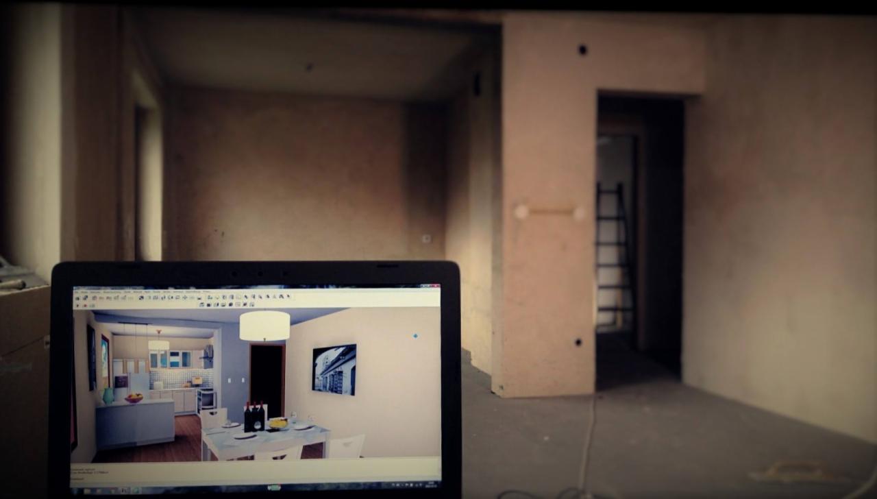 Wnętrze w trakcie remontu z wizualizacją projektu na ekranie laptopa, ukazującą aranżację kuchni i jadalni.