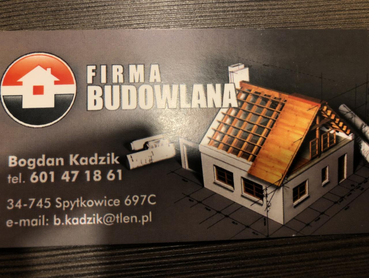 Wizytówka firmy budowlanej z ilustracją domu w trakcie budowy dachu, zawierająca dane kontaktowe: imię, nazwisko, numer telefonu i adres e-mail.