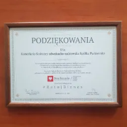 Oprawione podziękowanie dla Kancelarii Sośniccy adwokacko-radcowskiej Spółki Partnerskiej za zaangażowanie w akcję #RatujBiznes, wystawione przez Rzecznika Małych i Średnich Przedsiębiorców.