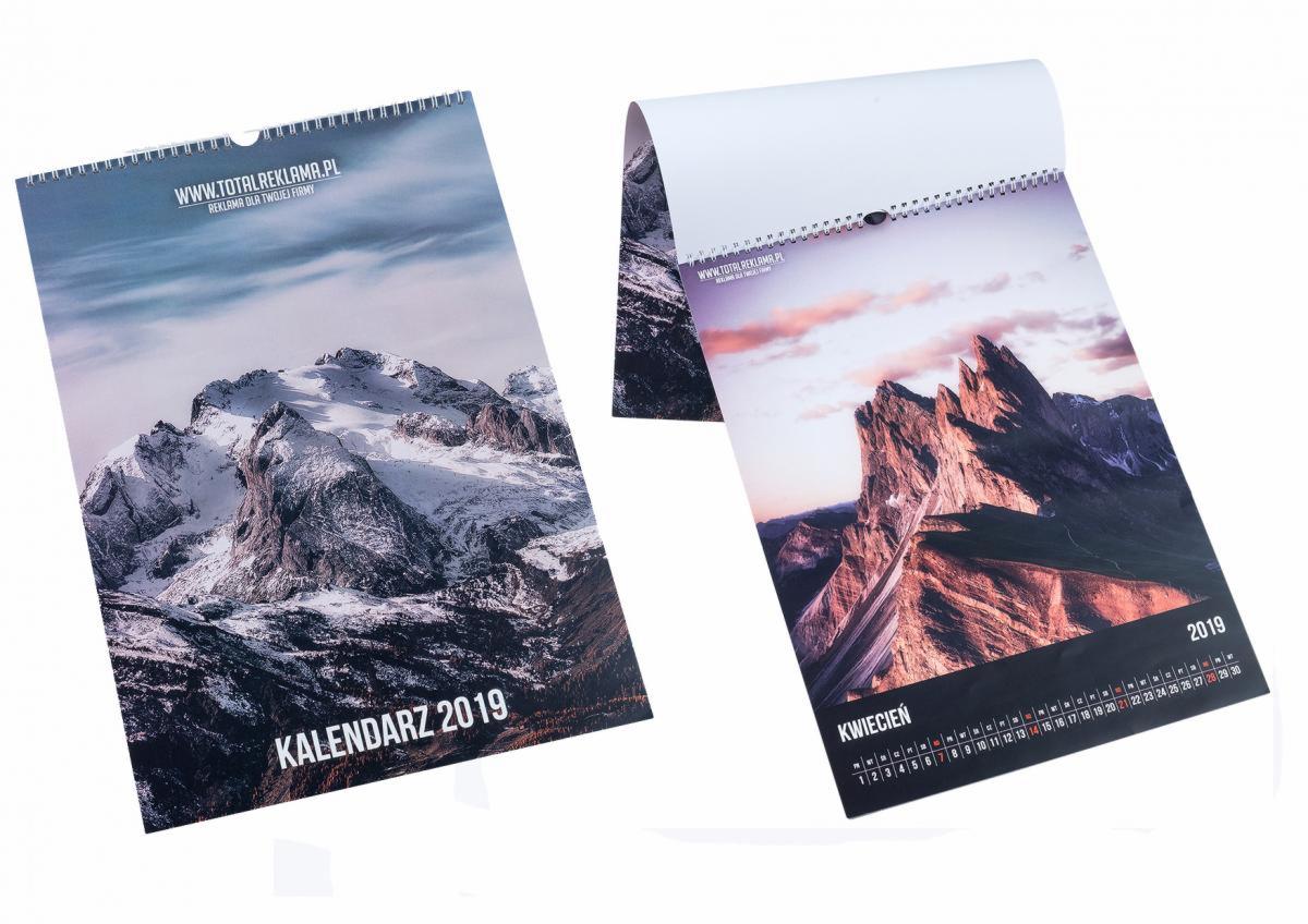 Dwa kalendarze firmowe na rok 2019, jeden z widokiem ośnieżonych gór, drugi z widokiem gór o zachodzie słońca, oba z logo firmy na górze.