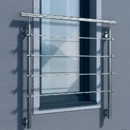 Nowoczesna, zewnętrzna balustrada okienna ze stali nierdzewnej, mocowana do szarej elewacji. Widoczne detale mocowań i odbicie krajobrazu w szybie okna.