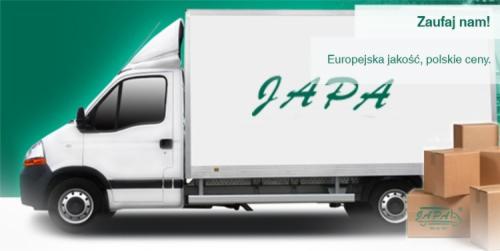 Biały samochód dostawczy z zielonym napisem 'JAPA' na boku, obok ustawione kartony z logo firmy, w tle zielone tło z hasłem reklamowym 'Zaufaj nam! Europejska jakość, polskie ceny.'