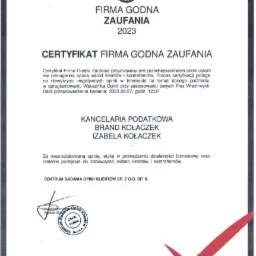 Skan certyfikatu 'Firma Godna Zaufania 2023' dla Kancelarii Podatkowej Brand Kołaczek Izabela Kołaczek, z datą badania 27-09-2023 i znakiem graficznym firmy certyfikującej Centrum Badania Opinii...