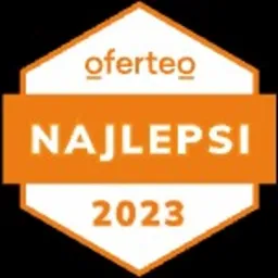 Pomarańczowa odznaka Oferteo 'Najlepsi 2023' w kształcie sześciokąta na czarnym tle.