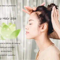 Kobieta z zamkniętymi oczami relaksuje się podczas masażu głowy w salonie Eko Hair Spa, widoczny profil twarzy i dłonie masażysty, w tle grafika z motywem lotosu i hasłami reklamowymi.