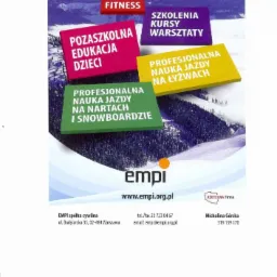 Plakat reklamowy z ofertą szkoleń i kursów: pozaszkolna edukacja dzieci, fitness, nauka jazdy na nartach i snowboardzie, nauka jazdy na łyżwach, z logo firmy EMPI na tle górskiego krajobrazu.