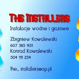 Grafika reklamowa firmy instalatorskiej 'The Installers' z kroplami wody po lewej i płomieniami po prawej, oferującej instalacje wodne i gazowe, z danymi kontaktowymi Zbigniewa i Konrada...