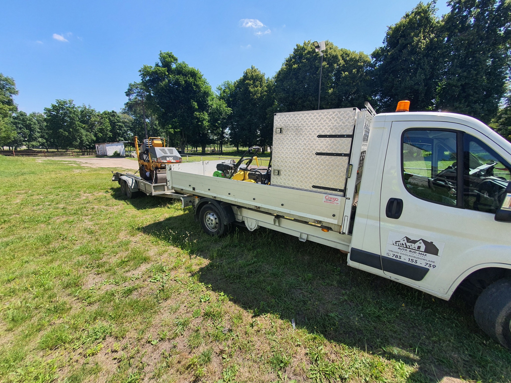 Rozscielenie i profilowanie kruszywa ( destrukt ). Biedrusko.