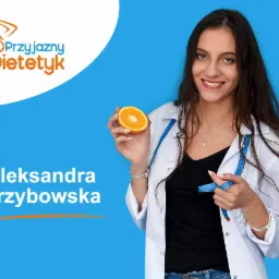 Uśmiechnięta kobieta w białym fartuchu lekarskim trzyma pomarańczę i miarkę krawiecką na niebieskim tle z logo i imieniem Aleksandra Grzybowska.
